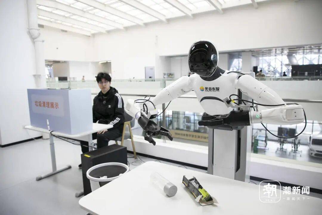机器人创新中心:手把手教它“学做人”麻将胡了电子游戏探秘全国最大规模人形(图2) 机器人创新中心:手把手教它“学做人”麻将胡了电子游戏探秘全国最大规模人形(图2)