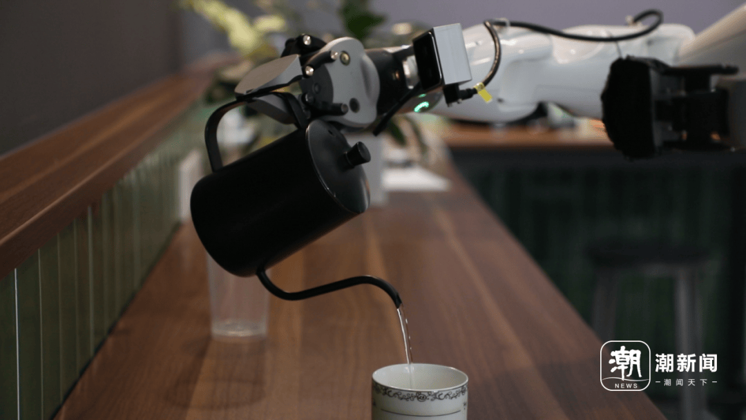 机器人创新中心:手把手教它“学做人”麻将胡了电子游戏探秘全国最大规模人形(图3) 机器人创新中心:手把手教它“学做人”麻将胡了电子游戏探秘全国最大规模人形(图3)