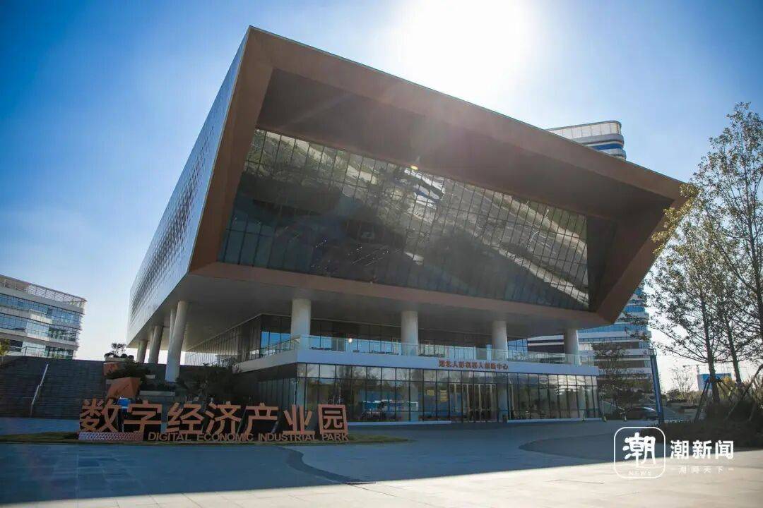 机器人创新中心：手把手教它“学做人”麻将胡了电子游戏探秘全国最大规模人形(图7)