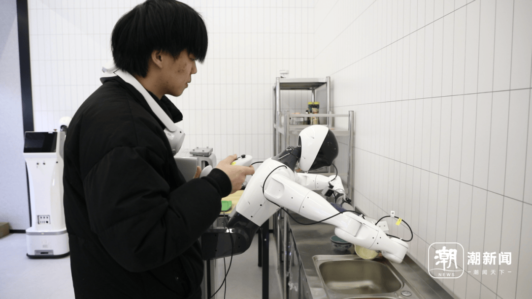 机器人创新中心:手把手教它“学做人”麻将胡了电子游戏探秘全国最大规模人形(图6) 机器人创新中心:手把手教它“学做人”麻将胡了电子游戏探秘全国最大规模人形(图6)